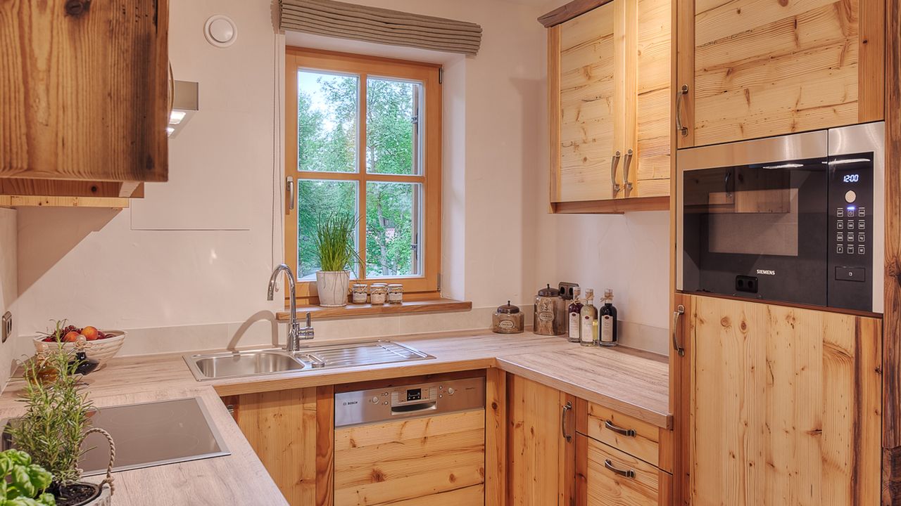 Vollausgestattete Küche in Altholzqualität Vollausgestattete Küche in Altholzqualität